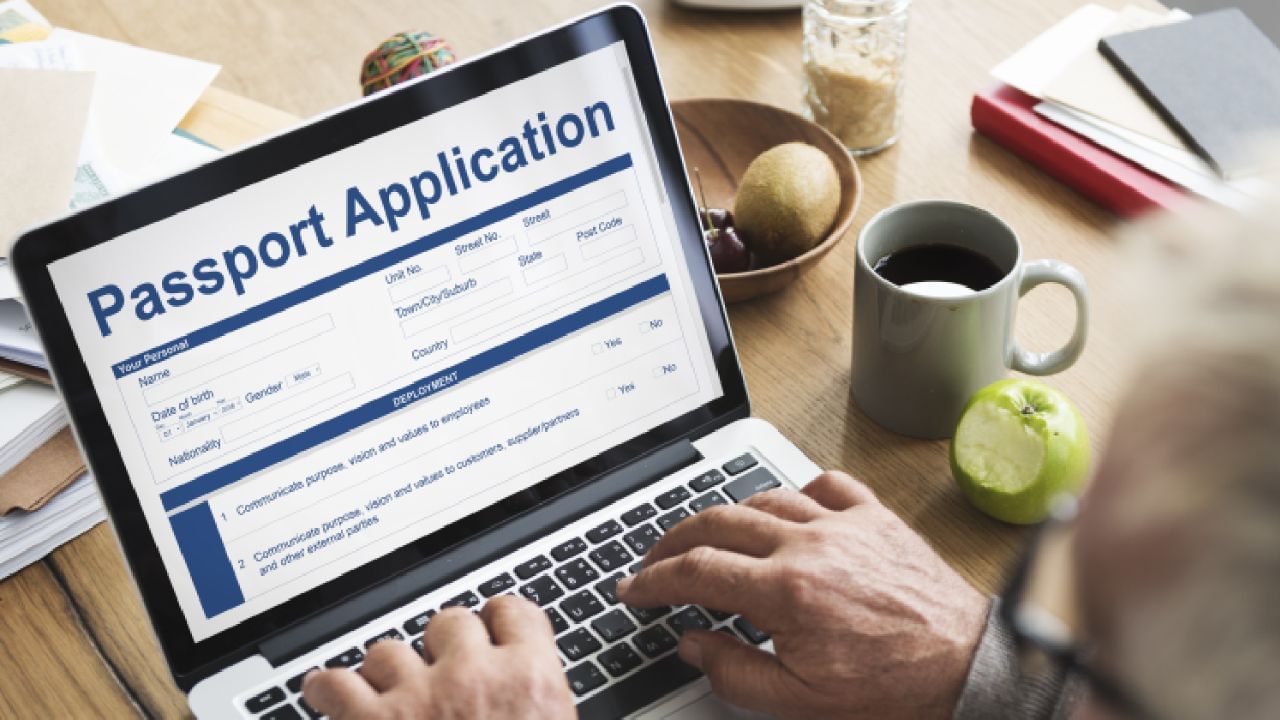 E-Passport માટે અરજી કરવા માટે, સત્તાવાર પાસપોર્ટ સેવા વેબસાઇટની મુલાકાત લો અને "New Passport Application" પસંદ કરીને નોંધણી કરો. ઓનલાઈન નોંધણી પછી, અરજી ફોર્મ કાળજીપૂર્વક ભરો અને લાગુ પાસપોર્ટ ફી ઓનલાઈન ચૂકવો.