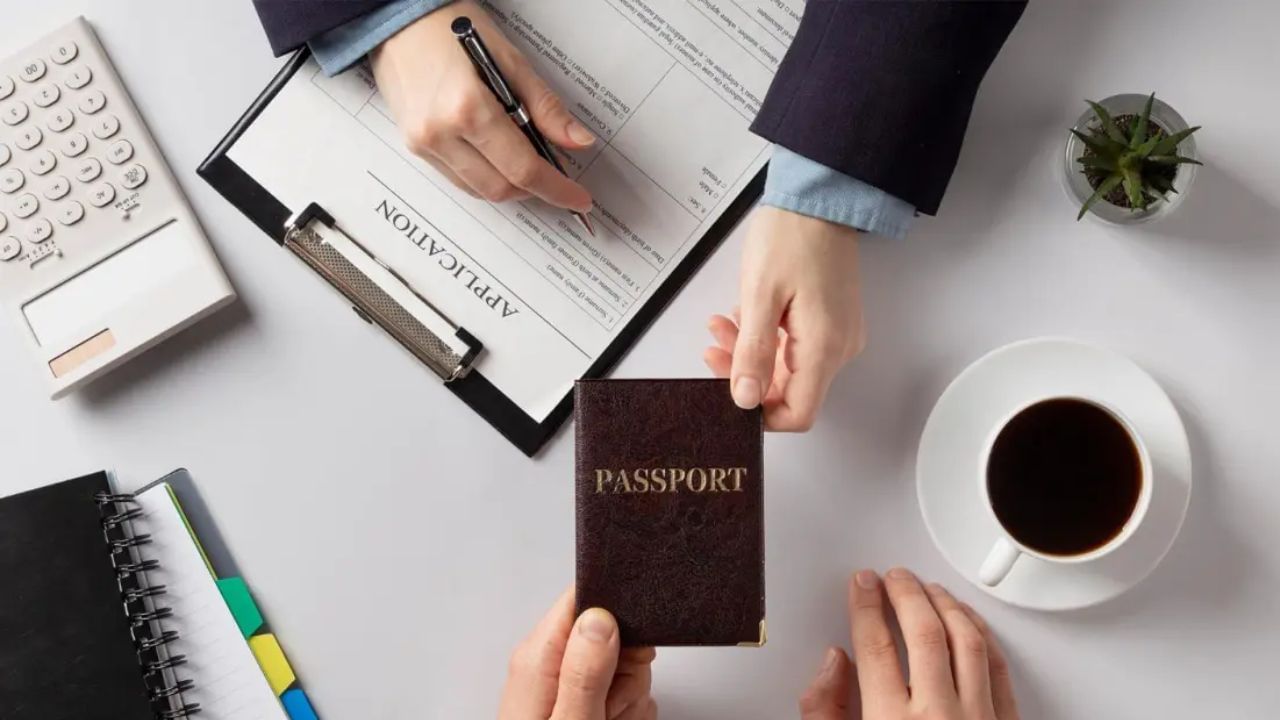 ફી ચૂકવ્યા પછી, પાસપોર્ટ સેવા કેન્દ્ર (PSK) અથવા પોસ્ટ ઓફિસ પાસપોર્ટ સેવા કેન્દ્ર (POPSK) ખાતે એપોઇન્ટમેન્ટ બુક કરો. ત્યાં તમારું બાયોમેટ્રિક અને ફોટો વેરિફિકેશન કરવામાં આવશે.