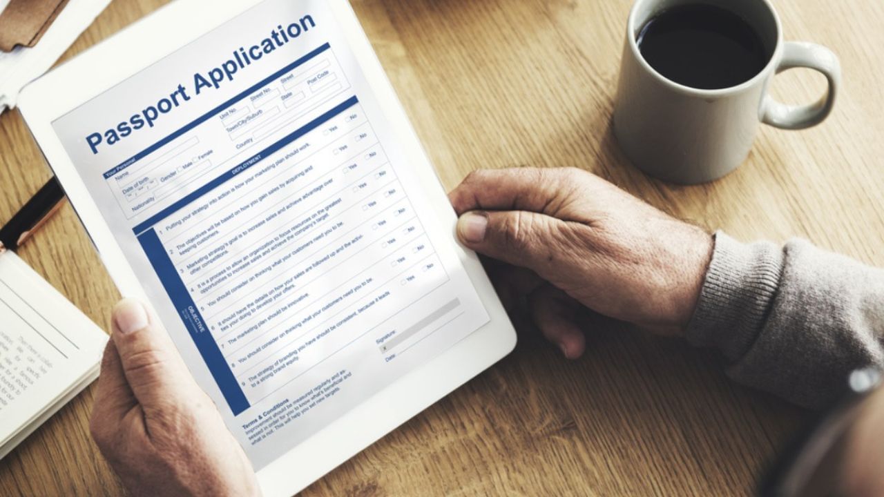 તમારી એપોઇન્ટમેન્ટના દિવસે, જરૂરી દસ્તાવેજો સાથે પાસપોર્ટ ઓફિસની મુલાકાત લો. અધિકારીઓ તમારા ફિંગરપ્રિન્ટ, ફોટો અને અન્ય માહિતી રેકોર્ડ કરશે. ત્યારબાદ વેરિફિકેશન પ્રક્રિયા શરૂ થશે.