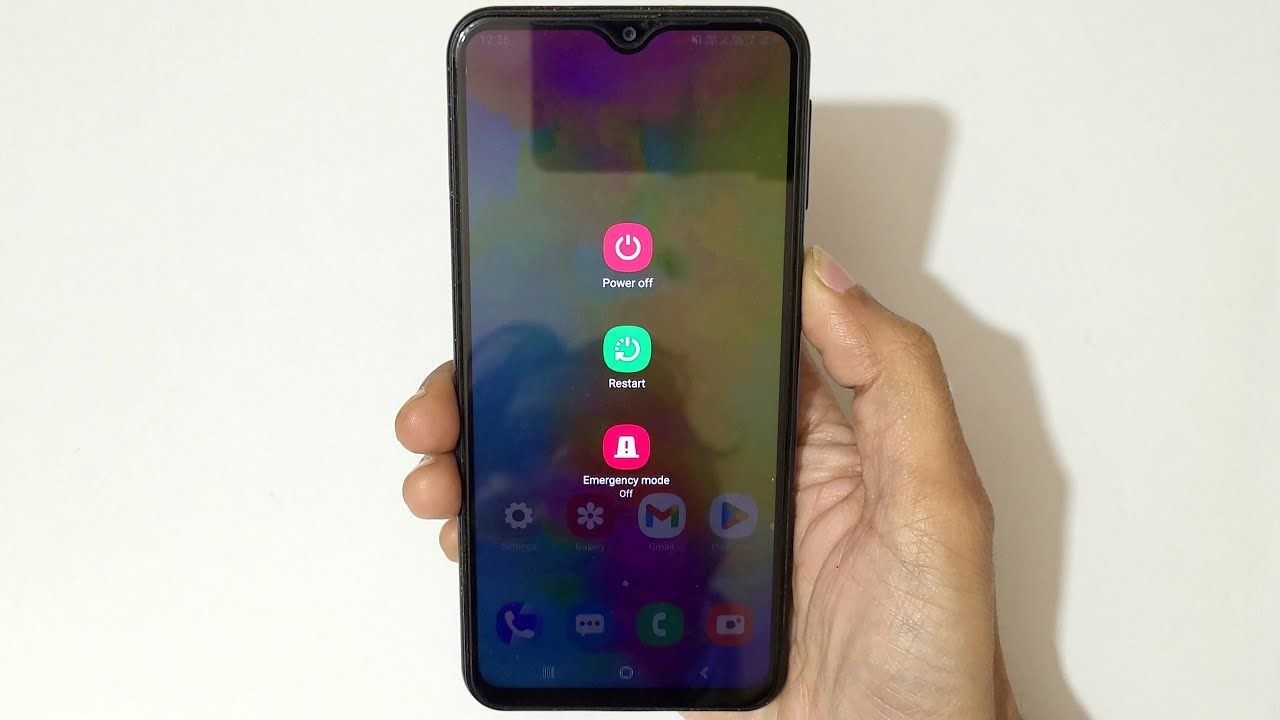 તમારે તમારા ફોનને કેટલી વાર રીસ્ટાર્ટ કરવો જોઈએ?: નિષ્ણાતો કહે છે કે તમારા ફોનને સરળતાથી ચાલતો રાખવા માટે, તમારે તેને અઠવાડિયામાં ઓછામાં ઓછા 2 વખત રીસ્ટાર્ટ કરવો જોઈએ. જ્યારે મોબાઇલ કોમ્યુનિકેશન કંપની T-Mobile અઠવાડિયામાં ઓછામાં ઓછા એક વખત iPhones અને Android સ્માર્ટફોનને રીસ્ટાર્ટ કરવાની ભલામણ કરે છે, ત્યારે મોટી મોબાઇલ કંપની Samsung તેના Galaxy ફોનને દરરોજ રીસ્ટાર્ટ કરવાની ભલામણ કરે છે.