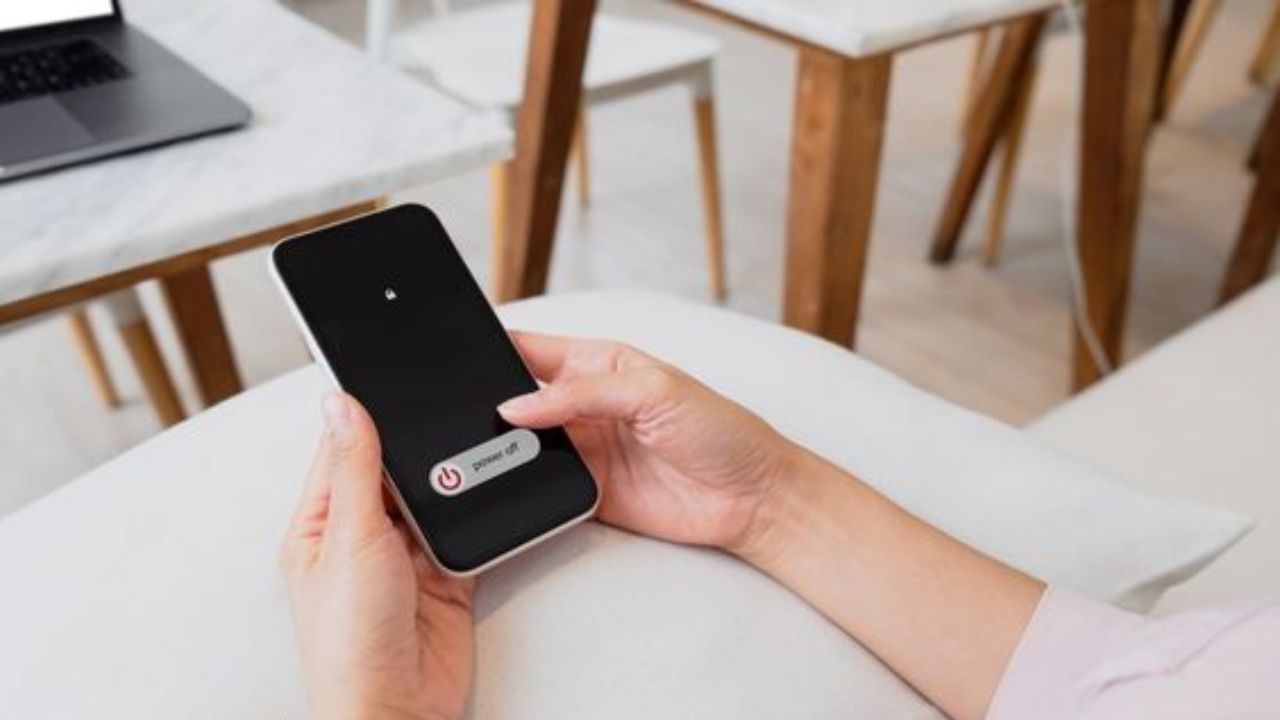 ફોન હેંગ થવાની સમસ્યા દૂર થાય : જો તમારો ફોન વધુ પડતો હેંગ થઈ રહ્યો હોય, તો તેને રીસ્ટાર્ટ કરવાથી સમસ્યા દૂર થઈ શકે છે. જો તમારો ફોન હેંગ થઈ રહ્યો હોય, તો તેનું કારણ નક્કી કરો અને સમસ્યાનું નિરાકરણ કરો.