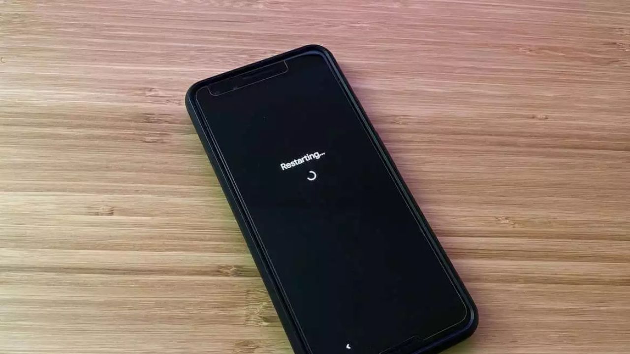 કનેક્ટિવિટી સમસ્યાઓ દૂર કરે: જો તમે Wi-Fi, બ્લૂટૂથ અથવા સેલ્યુલર ડેટા કનેક્ટિવિટીમાં સમસ્યા અનુભવી રહ્યા છો, તો તમારા ફોનને રીસ્ટાર્ટ કરવાથી ઘણીવાર સમસ્યા હલ થઈ શકે છે. ઉદાહરણ તરીકે, ધારો કે તમે તમારા ફોનને Wi-Fi સાથે કનેક્ટ કર્યો છે, પરંતુ ઇન્ટરનેટ હજુ પણ કામ કરતું નથી. ઘણા લોકોને લાગે છે કે તે Wi-Fi સમસ્યા છે, પરંતુ ક્યારેક બીજા ફોનના હોટસ્પોટ સાથે કનેક્ટ થવાથી પણ ફોન કામ કરી શકતો નથી. ફોનને રીસ્ટાર્ટ કરીને આ કનેક્ટિવિટી સમસ્યાને ઉકેલી શકાય છે.