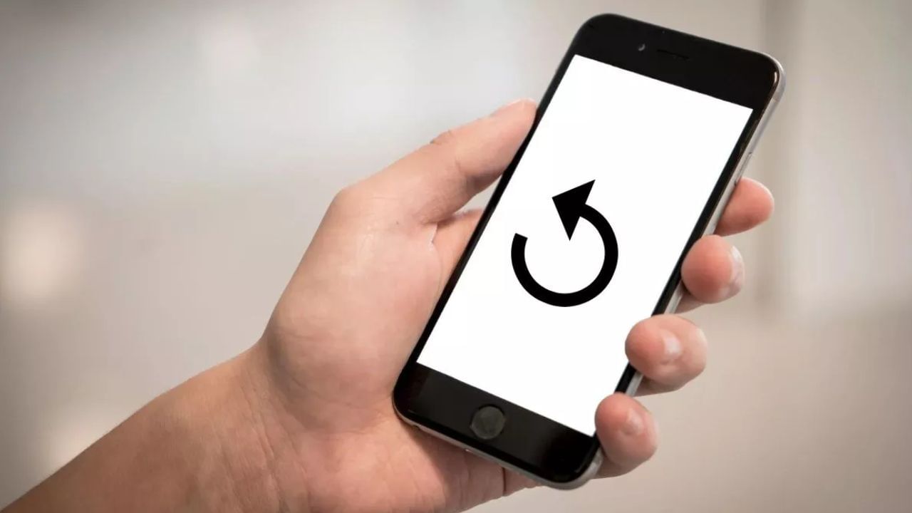 સ્પીડ અને પર્ફોર્મન્સ બૂસ્ટ: તમારા ફોનને એક દિવસ કે પછી 2-3 કલાક માટે બંધ કરીને રિસ્ટાર્ટ કરવાનો ફાયદો એ છે કે તે રેમ સાફ કરે છે. આનો અર્થ એ છે કે રેમમાં સંગ્રહિત બધું દૂર થઈ જાય છે. જો તમે કોઈ એપ બંધ કરો છો, તો પણ તે બેકગ્રાઉન્ડમાં ચાલતી રહી શકે છે, જેના કારણે ફોનની રેમ ભરાઈ જાય છે અને ધીમી પડી જાય છે. તમારા ફોનને રીસ્ટાર્ટ કરવાથી રેમમાં બેકગ્રાઉન્ડમાં ચાલતી બધી વસ્તુઓ બંધ થઈ જાય છે, જેનાથી ફોનની સ્પીડ અને પર્ફોર્મન્સમાં વધારો થાય છે.