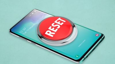 તમે વર્ષોથી તમારા મોબાઇલ ફોનનો ઉપયોગ કરી રહ્યા હશો, પરંતુ ઘણા લોકો જે વર્ષોથી તેનો ઉપયોગ કરી રહ્યા છે તેઓ તેમના ફોનને રીસ્ટાર્ટ કરવાના ફાયદાઓ જાણતા નહીં હોય. તમારા ફોનને થોડા કલાક માટે બંધ કરીને રિસ્ટાર્ટ કરવાના ઘણા ફાયદા છે, જે તમારા ફોનના પ્રદર્શનને સુધારવામાં મદદ કરી શકે છે. જેમ તમને કામ કરતી વખતે દર અઠવાડિયે બ્રેકની જરૂર હોય છે, તેમ તમારા ફોનને પણ દર અઠવાડિયે ઓછામાં ઓછો એક બ્રેકની જરૂર હોય છે.