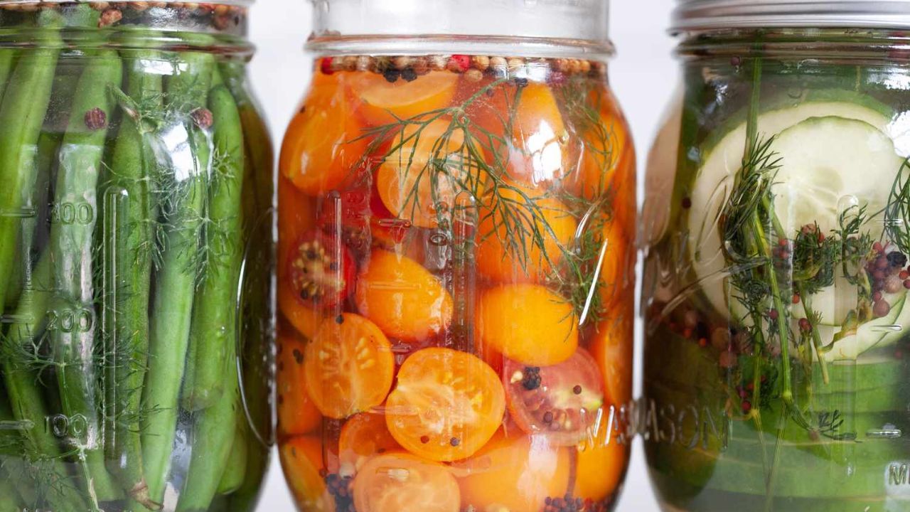 અથાણું ખાવાનું કોણે ટાળવું જોઈએ?: અથાણું ફક્ત મર્યાદિત માત્રામાં ખાવામાં આવે તો જ ફાયદાકારક છે. જોકે કેટલીક તબીબી પરિસ્થિતિઓ છે જેમાં અથાણું ખાવાથી સ્વાસ્થ્ય પર પ્રતિકૂળ અસર થઈ શકે છે. નિષ્ણાતો સૂચવે છે કે જો શરીરમાં પિત્તનું પ્રમાણ વધી જાય તો અથાણું ટાળવું જોઈએ. 
