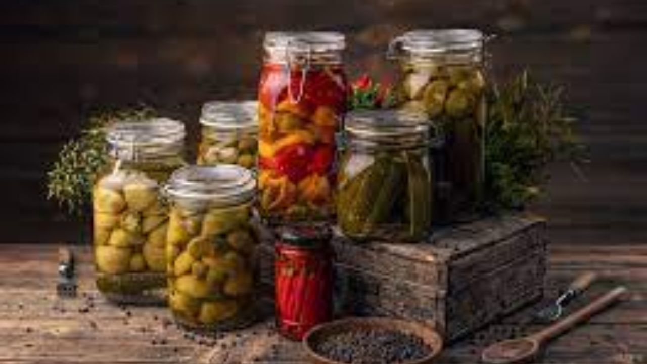 વધુમાં ઝાડા, ઉલટી, હાર્ટબર્ન અને એસિડિટી જેવી સમસ્યાઓ ધરાવતા લોકોએ પણ અથાણું ખાવાનું ટાળવું જોઈએ. બ્લડ પ્રેશર, ડાયાબિટીસ, લીવર, હૃદય અથવા કિડનીની સમસ્યા ધરાવતા લોકોએ પણ અથાણું ટાળવું જોઈએ. સગર્ભા સ્ત્રીઓ અને બાળકોએ પણ અથાણું ટાળવું જોઈએ.
