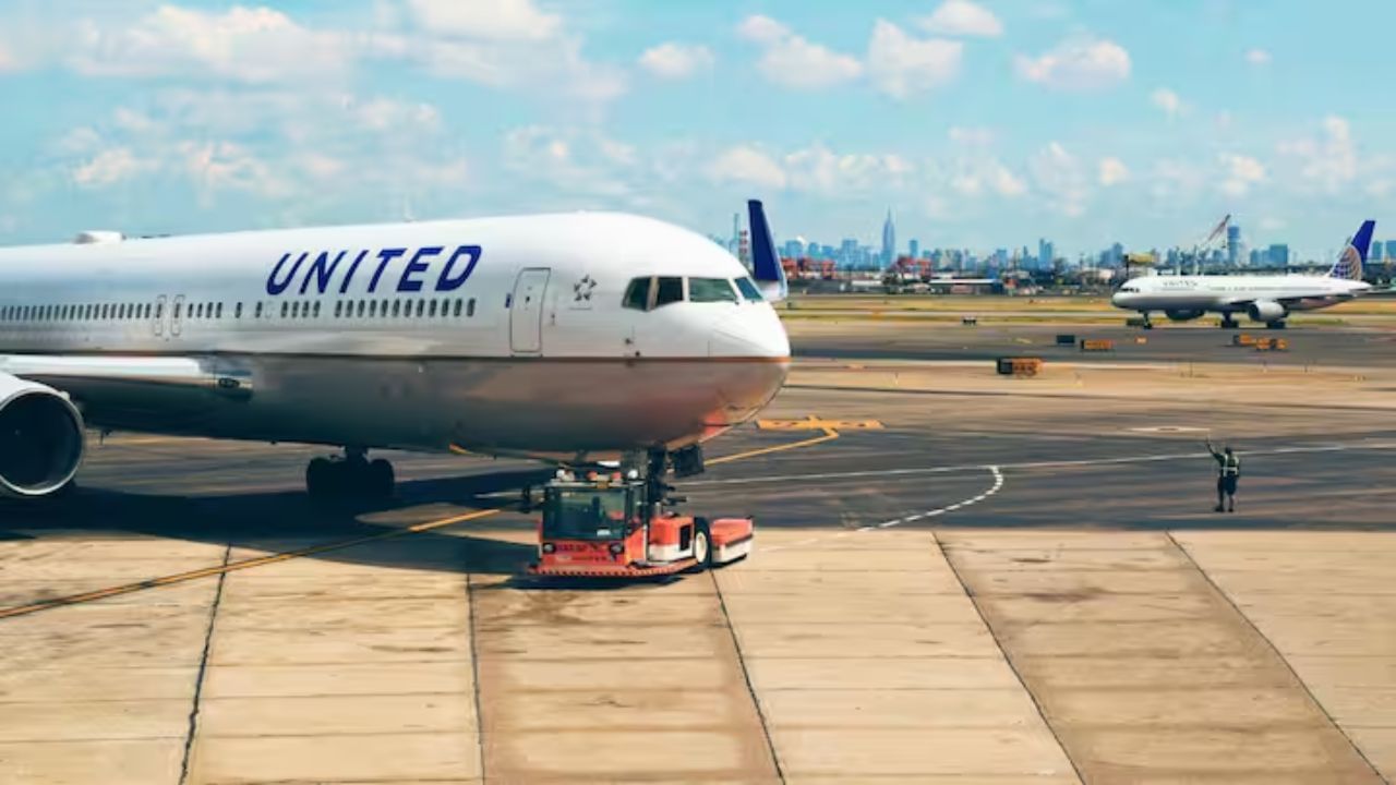 વધુમાં દરેક રનવેનો ઉપયોગ બંને દિશામાંથી થઈ શકે છે. તેથી દરેક રનવે પર બે નંબરો લખવામાં આવે છે.
