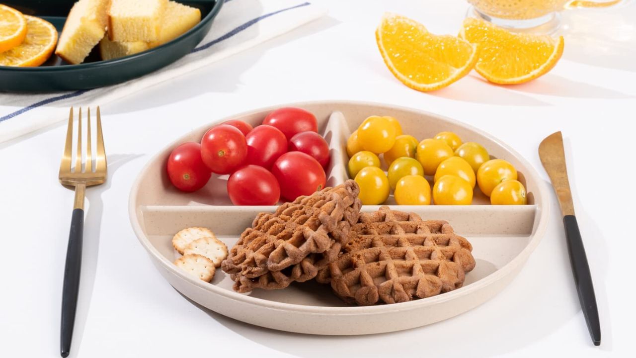 પ્લાસ્ટિકમાં ખાવાનું ટાળો: ડૉ. કપૂર કહે છે કે દરેક વ્યક્તિએ કોઈપણ પ્લાસ્ટિકના કન્ટેનરમાં ગરમ ​​ખોરાક ખાવાનું ટાળવું જોઈએ. કાચ, સ્ટીલ અથવા માટીના કન્ટેનરમાં હંમેશા ગરમ ખોરાક ખાવાનું ટાળો. માઇક્રોવેવમાં ખોરાક ગરમ કરવાનું ટાળો. ડૉ. રોહિત કહે છે કે પ્લાસ્ટિકમાં ખોરાક ખાવાથી કેન્સર થાય તે જરૂરી નથી, પરંતુ તે જોખમ વધારે છે. 
