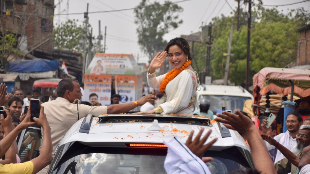 સોગંદનામા મુજબ, અજિત શર્મા અને તેમની પત્ની દિલ્હી અને બિહારમાં વિવિધ સ્થળોએ રહેણાંક ધરાવે છે.