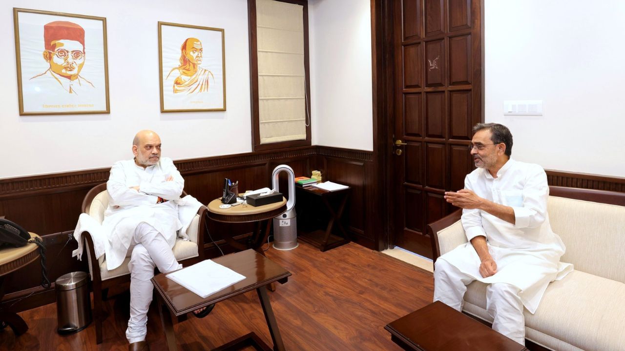 માર્ચ 2004માં લોકસભાની ચૂંટણીઓ બાદ, સુશીલ મોદી લોકસભામાં ચૂંટાયા, અને જેડી(યુ)ના નેતાએ પક્ષ બદલ્યો, જેના કારણે ભાજપની સરખામણીમાં જેડી(યુ)ના ધારાસભ્યોની સંખ્યામાં વધારો થયો. એટલા માટે કુશવાહા વિપક્ષના નેતા બન્યા હતા.