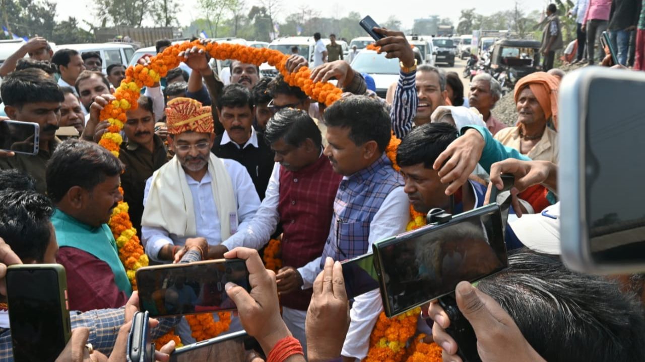 બિહારમાં, બધા રાજકારણીઓ તેમની પત્નીઓ, પુત્રો, પુત્રવધૂઓ, જમાઈઓ અને ભાઈઓને રાજકારણમાં પ્રમોટ કરી રહ્યા છે. ઉપેન્દ્ર કુશવાહ હવે આ લિસ્ટમાં જોડાયા છે.