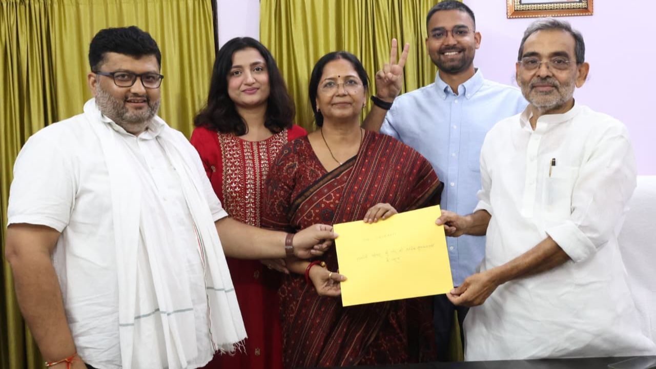 ઉપેન્દ્ર કુમાર સિંહનો જન્મ 6 ફેબ્રુઆરી 1960 ના રોજ બિહારના વૈશાલીમાં મુનેશ્વર સિંહ અને મુનેશ્વરી દેવીને ત્યાં એક મધ્યમ વર્ગના પરિવારમાં થયો હતો. તેમણે પટના સાયન્સ કોલેજમાંથી સ્નાતક થયા અને પછી મુઝફ્ફરપુરની બીઆર આંબેડકર બિહાર યુનિવર્સિટીમાંથી રાજકીય વિજ્ઞાનમાં માસ્ટર ઓફ આર્ટ્સ (એમએ) ની ડિગ્રી મેળવી છે.