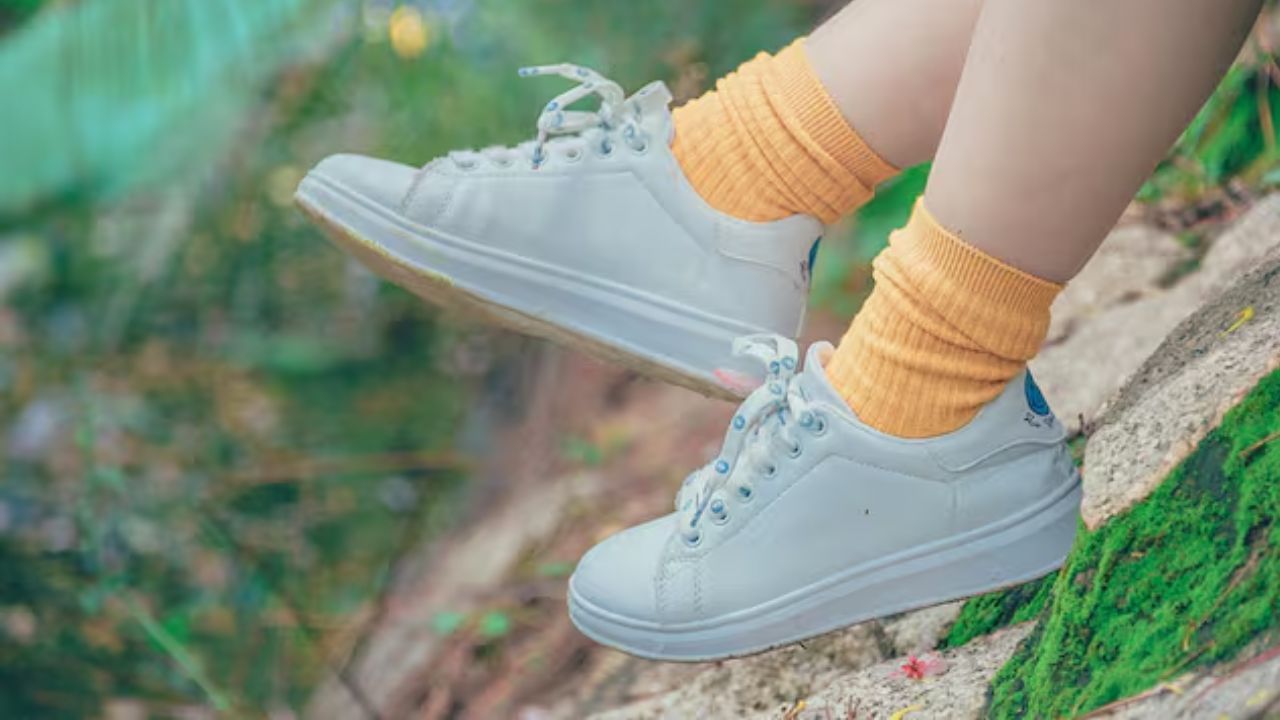 શુઝના તળિયો પણ ખૂબ જ મહત્વપૂર્ણ છે. ચાલતી વખતે પાતળા તળિયા દબાણ લાવી શકે છે. જેના કારણે પગમાં દુખાવો થાય છે. તેથી તમારા શૂઝના તળિયાની ગુણવત્તા ધ્યાનમાં લેવી મહત્વપૂર્ણ છે.