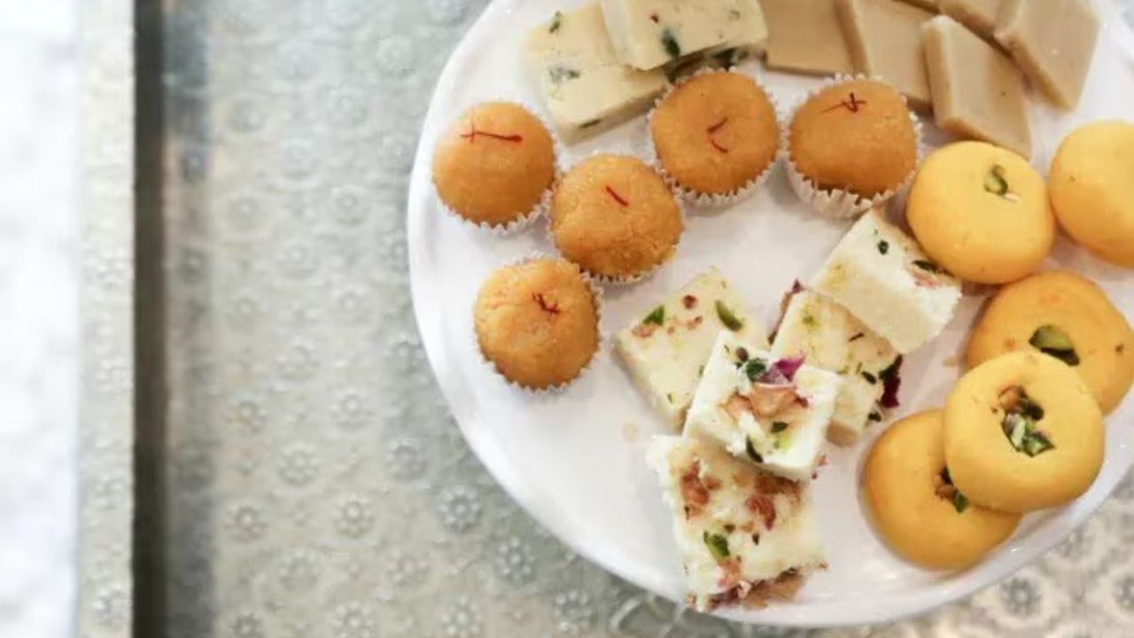 તાજી મીઠાઈઓ હંમેશા તે જ ચાસણીમાં ડૂબાડીને રાખવી જોઈએ જેમાં તે બનાવવામાં આવી હતી. તેને હવાચુસ્ત પાત્રમાં પણ સંગ્રહિત કરવી જોઈએ. જો શક્ય હોય તો, શક્ય તેટલી વહેલી તકે આવી ચાસણીમાં મીઠાઈઓ સમાપ્ત કરવાનો પ્રયાસ કરો.