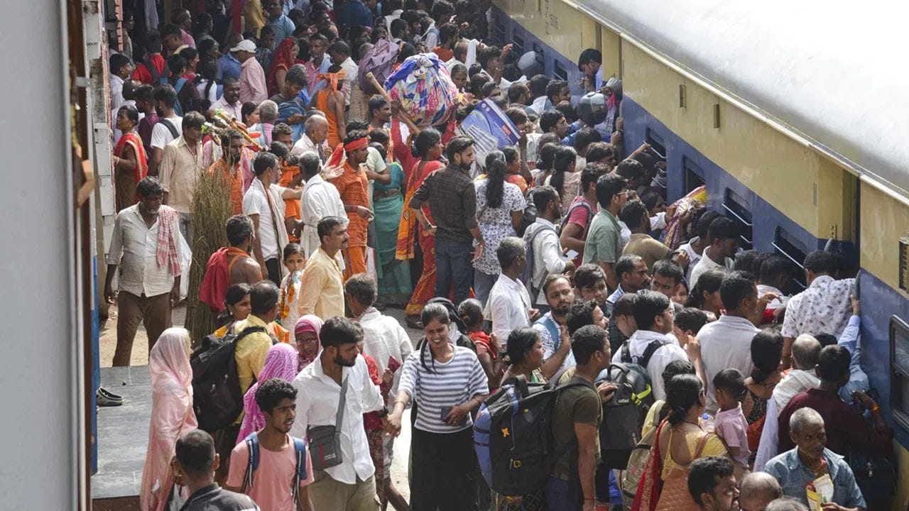 લોકો ઘણીવાર ટ્રેનમાં મુસાફરી કરતી વખતે ખાવા-પીવાની વસ્તુઓ સાથે લઈ જાય છે. જો કે, મોટાભાગના લોકો રેલ મુસાફરીમાં એક ભૂલ કરે છે અને પછી ભારે દંડ ચૂકવી બેસે છે. વાત એમ છે કે, ટ્રેન મુસાફરી દરમિયાન એક ફળ એવું છે, જેને લઈને રેલવેએ તેના પર પ્રતિબંધ મૂક્યો છે. 