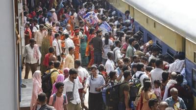 લોકો ઘણીવાર ટ્રેનમાં મુસાફરી કરતી વખતે ખાવા-પીવાની વસ્તુઓ સાથે લઈ જાય છે. જો કે, મોટાભાગના લોકો રેલ મુસાફરીમાં એક ભૂલ કરે છે અને પછી ભારે દંડ ચૂકવી બેસે છે. વાત એમ છે કે, ટ્રેન મુસાફરી દરમિયાન એક ફળ એવું છે, જેને લઈને રેલવેએ તેના પર પ્રતિબંધ મૂક્યો છે.