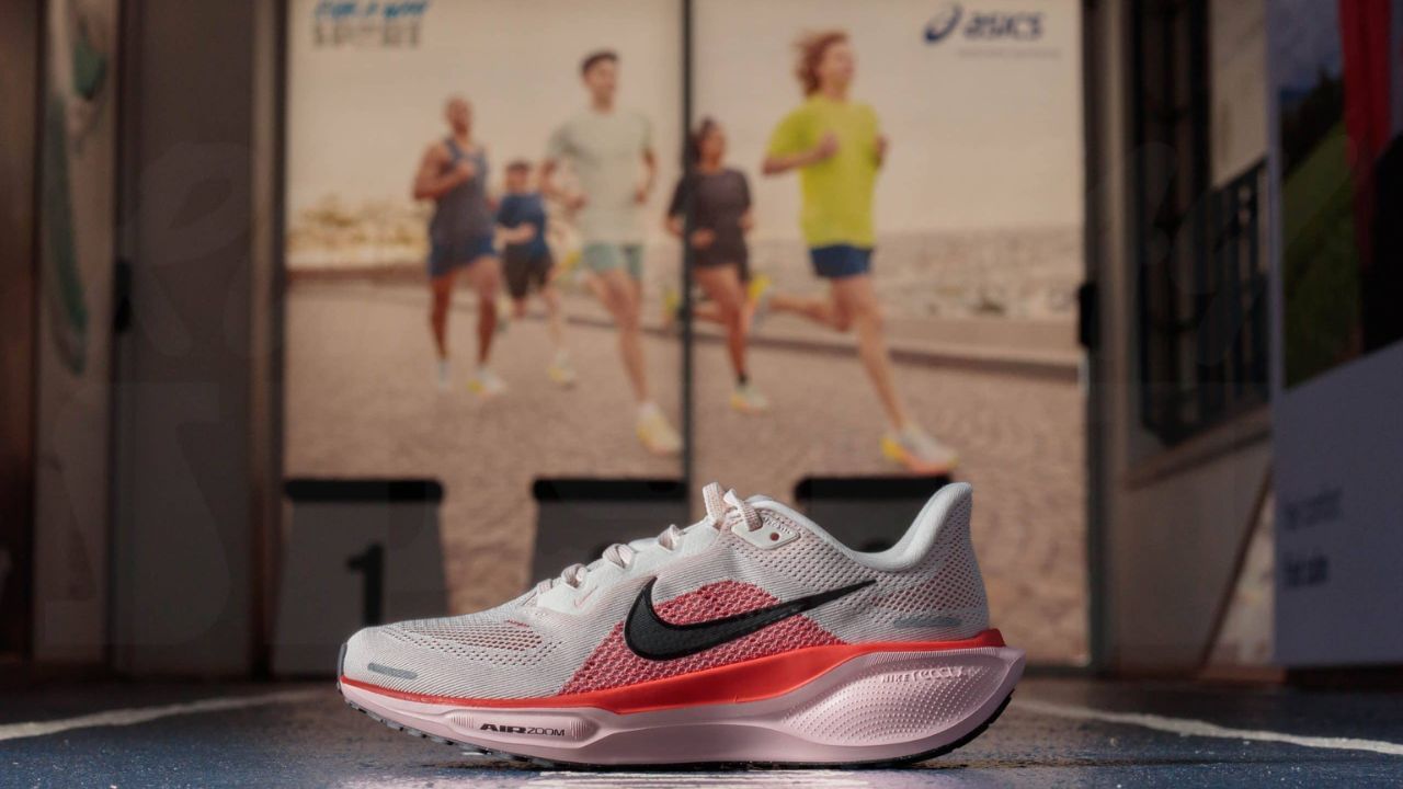 પગનું કદ: સ્પોર્ટ્સ શૂઝ ખરીદતી વખતે તમારા પગના કદને ધ્યાનમાં લેવાની ખાતરી કરો. આનો અર્થ એ નથી કે તમારે ફક્ત યોગ્ય ફિટ પર ધ્યાન કેન્દ્રિત કરવું જોઈએ; તેના બદલે, તમારે એવા જૂતા ખરીદવા જોઈએ જે તમારા પગના આકારને અનુરૂપ હોય. કેટલાક લોકોના તળિયા સપાટ હોય છે, જ્યારે કેટલાકને તળિયામાં ખાડો હોય છે. તમે દુકાનદારને તમારા માટે યોગ્ય જૂતા શોધવા માટે કહી શકો છો, અન્યથા, તમને દોડવામાં કે ચાલવામાં મુશ્કેલીઓનો સામનો કરવો પડી શકે છે.