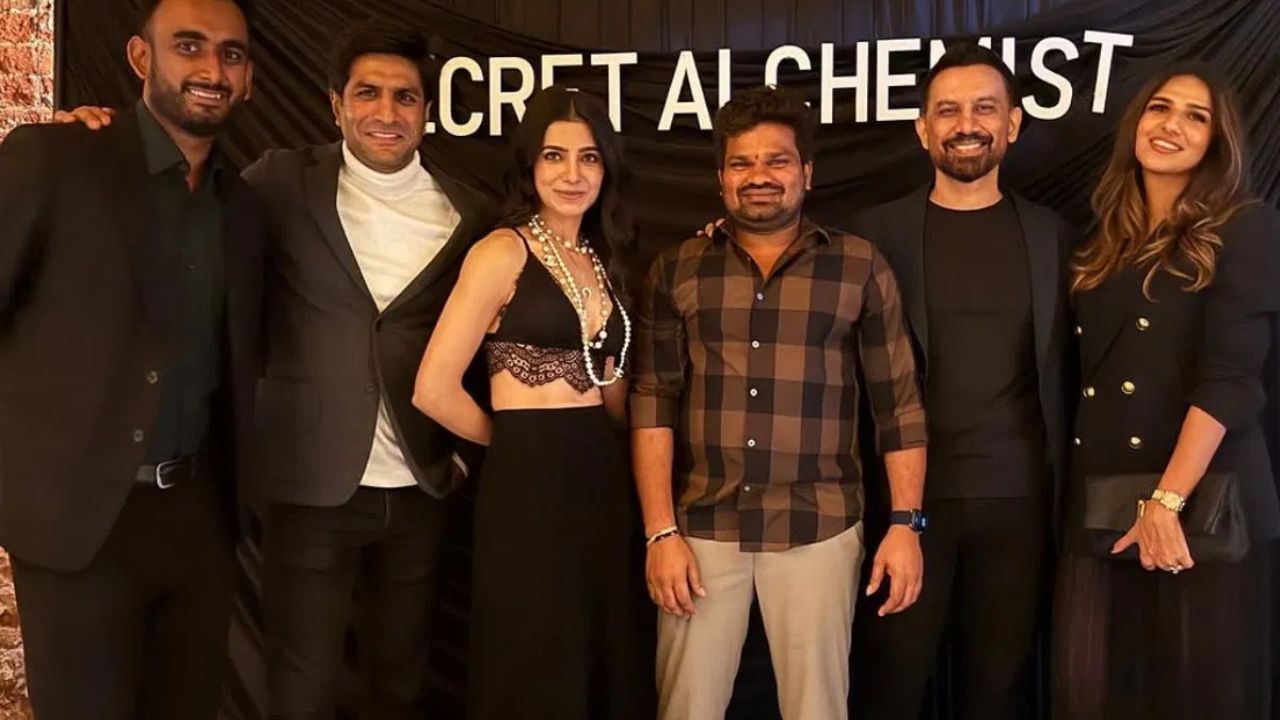 આ ફોટામાં, સામંથાએ સુંદર બ્લેક ગાઉન પહેર્યો છે, અને રાજ તેની સાથે કાળા સૂટમાં જોવા મળે છે. બંને એકબીજાને ગળે લગાવતા જોવા મળે છે.