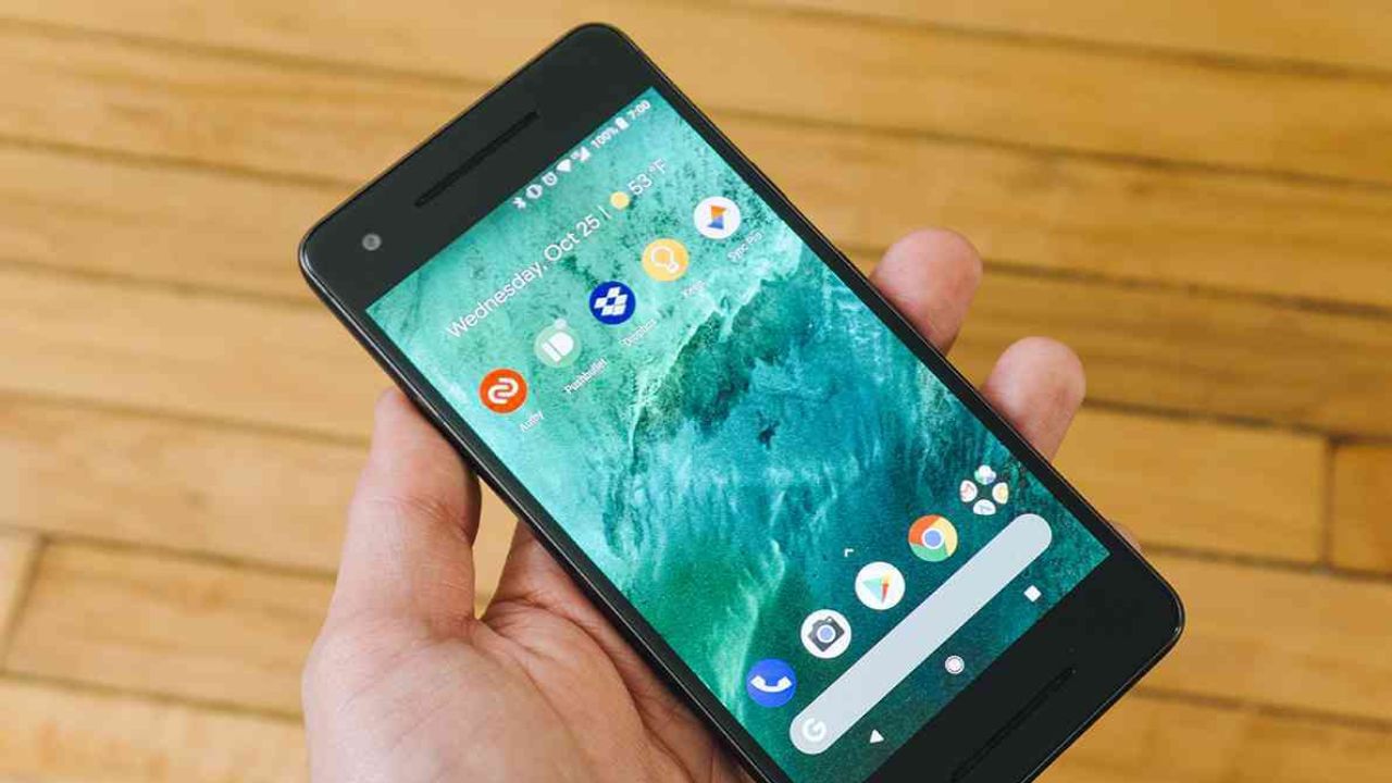 IMEI નંબર તપાસો: વપરાશ કરેલ ફોન ખરીદતા પહેલા, તેનો IMEI નંબર તપાસવો ખૂબ જ મહત્વપૂર્ણ છે. કોઈપણ ઓનલાઈન IMEI ચેકર અથવા સરકારી પોર્ટલ પર IMEI દાખલ કરીને, તમે ફોન બ્લેકલિસ્ટેડ છે કે નહીં તે ચકાસી શકો છો. ચોરાયેલા ફોન ઘણીવાર બજારમાં વેચાય છે, અને તેનું ટ્રેકિંગ IMEI નો ઉપયોગ કરીને કરવામાં આવે છે. આવા ફોન ખરીદવાથી પછીથી પોલીસ કાર્યવાહી થઈ શકે છે. તેથી, IMEI ને મેચ કરવું અને તેની સ્થિતિ તપાસવી એ પહેલું પગલું હોવું જોઈએ.