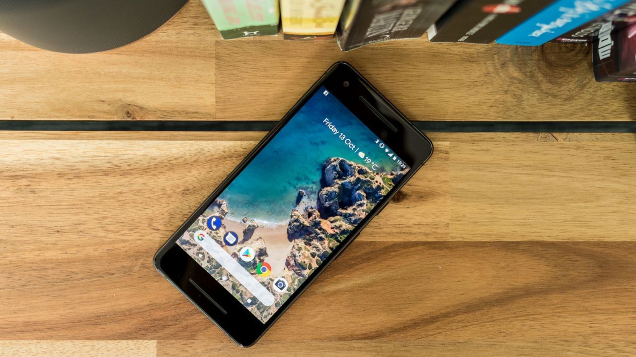 ઓરિજિનલ બિલ, બોક્સ અને વોરંટી તપાસો: સેકન્ડ-હેન્ડ ફોન ખરીદતી વખતે બિલ, બોક્સ અને વોરંટી કાર્ડ હોવું એ એક મોટો ફાયદો છે. બિલ તમને ફોનના મૂળ માલિકને ઓળખવામાં મદદ કરે છે, અને જો વોરંટી બાકી રહે છે, તો તમે કોઈપણ સમસ્યા માટે સર્વિસ સેન્ટર સપોર્ટ મેળવી શકો છો. જો તમને બિલ ન મળે, તો ઓછામાં ઓછું ઓરિજિનલ બોક્સ અને IMEI મેચ થવા જોઈએ. નકલી એક્સેસરીઝ ટાળવા માટે, ચાર્જર અને કેબલનું પણ પરીક્ષણ કરો.