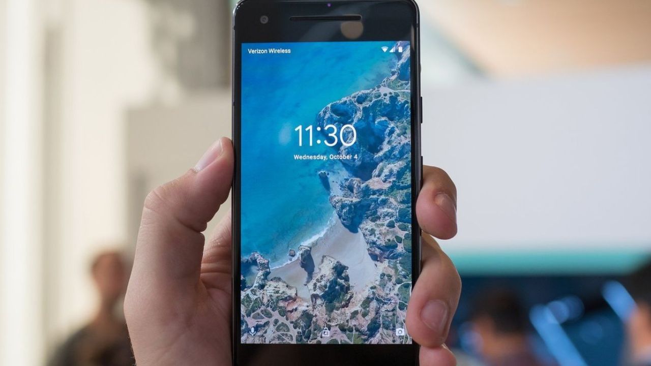 કેમેરા, સ્પીકર્સ, કોલિંગ અને નેટવર્કનું ચકાસો : ફોન ખરીદતા પહેલા, બધા કેમેરા મોડ્સનું પરીક્ષણ કરો અને ફોટો ગુણવત્તા તપાસો. કેમેરા મોડ્યુલ ઘણીવાર બદલવામાં આવે છે, જેના પરિણામે ખરાબ પ્રદર્શન થાય છે. કોલિંગ ટેસ્ટ કરીને માઇક્રોફોન અને સ્પીકર બંને તપાસવા મહત્વપૂર્ણ છે. ઉપરાંત, સિમ નાખ્યા પછી નેટવર્ક સિગ્નલ અને 4G/5G કનેક્ટિવિટી તપાસો, કારણ કે ઘણા ફોનમાં નેટવર્ક IC સાથે સમસ્યા હોય છે.