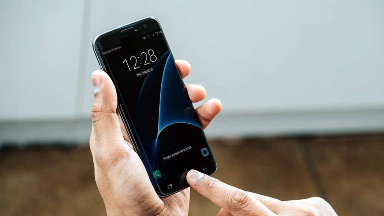 બેટરી હેલ્થ અને ચાર્જિંગની ટેસ્ટિંગ જાણો: બેટરી હેલ્થ આઇફોન સેટિંગ્સમાં ચેક કરી શકાય છે, જ્યારે બેટરી હેલ્થ ઓછી હોય છે, ત્યારે ફોન ઝડપથી ડિસ્ચાર્જ થાય છે અને ઓવરહિટીંગ પણ શરૂ કરી શકે છે. બેટરી હેલ્થ આઇફોન સેટિંગ્સમાં ચેક કરી શકાય છે, જ્યારે બેટરી સાયકલ કાઉન્ટ અને પર્ફોર્મન્સ થર્ડ-પાર્ટી ટૂલ્સ અથવા સર્વિસ સેન્ટર રિપોર્ટ્સનો ઉપયોગ કરીને એન્ડ્રોઇડ ડિવાઇસમાં ચેક કરી શકાય છે. ધીમી ચાર્જિંગ સ્પીડ અથવા ફાસ્ટ ચાર્જિંગમાં નિષ્ફળતા પણ ખરાબ બેટરીના સંકેતો છે.