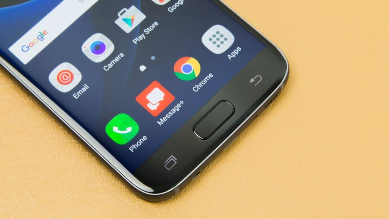 ફોનની ભૌતિક સ્થિતિ અને બોડી પર ધ્યાન આપો: ફોનના બોડી ફ્રેમ, સ્ક્રીન, કેમેરા અને બટનોનું સંપૂર્ણ નિરીક્ષણ કરવું મહત્વપૂર્ણ છે. કેટલીકવાર, સ્ક્રીન રિપ્લેસમેન્ટ અથવા બોડી પોલિશિંગ ફોનને એકદમ નવો દેખાડી શકે છે. માઇક્રો સ્ક્રેચ, ડેન્ટ્સ, તૂટેલા કેમેરા ગ્લાસ અથવા સ્ક્રીનનો રંગ બદલાવા જેવા સંકેતો વધુ પડતો ઉપયોગ અથવા ડ્રોપ સૂચવે છે. ચાર્જિંગ પોર્ટ અને સ્પીકર ગ્રીલ પણ નુકસાનના સામાન્ય ક્ષેત્રો છે જેને અવગણવા જોઈએ નહીં.