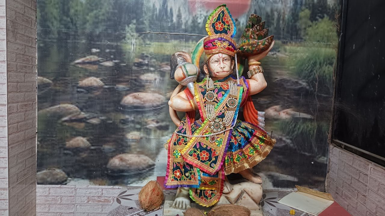 મંગળવાર અને શનિવારના દિવસે હનુમાનજીના મંદિરમાં જઈ તેમની આરાધના કરવી ખૂબ શુભ માનવામાં આવે છે. આ દિવસે સરસવ,તલ અથવા ઘીનો દીવો પ્રગટાવી ભક્તિભાવથી “ૐ હનુમતે નમઃ” મંત્રનો 11 વાર જાપ કરવો જોઈએ. આ ઉપાસના દ્વારા હનુમાનજીની કૃપા પ્રાપ્ત થાય છે, અને જીવનમાં શક્તિ, આત્મવિશ્વાસ તેમજ શનિના અશુભ પ્રભાવથી રક્ષણ મળે છે.