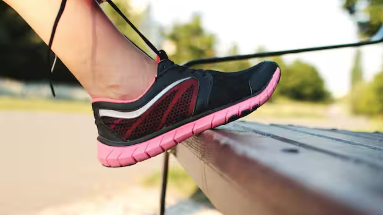 આ ઉપરાંત ઇનસોલ્સવાળા શૂઝ ખરીદવાનું વિચારો, કારણ કે તે વધુ આરામદાયક હોય છે. જો તમે લાંબા સમય સુધી ઊભા રહો છો, તો ગાદીવાળા ઇનસોલ્સવાળા જૂતા વધુ સારું છે. જૂતા ખરીદતી વખતે આ પરિબળો ધ્યાનમાં લેવા મહત્વપૂર્ણ છે. કારણ કે સમય જતાં, તમારા પગમાં સોજો, બળતરા અથવા દુખાવો થઈ શકે છે.