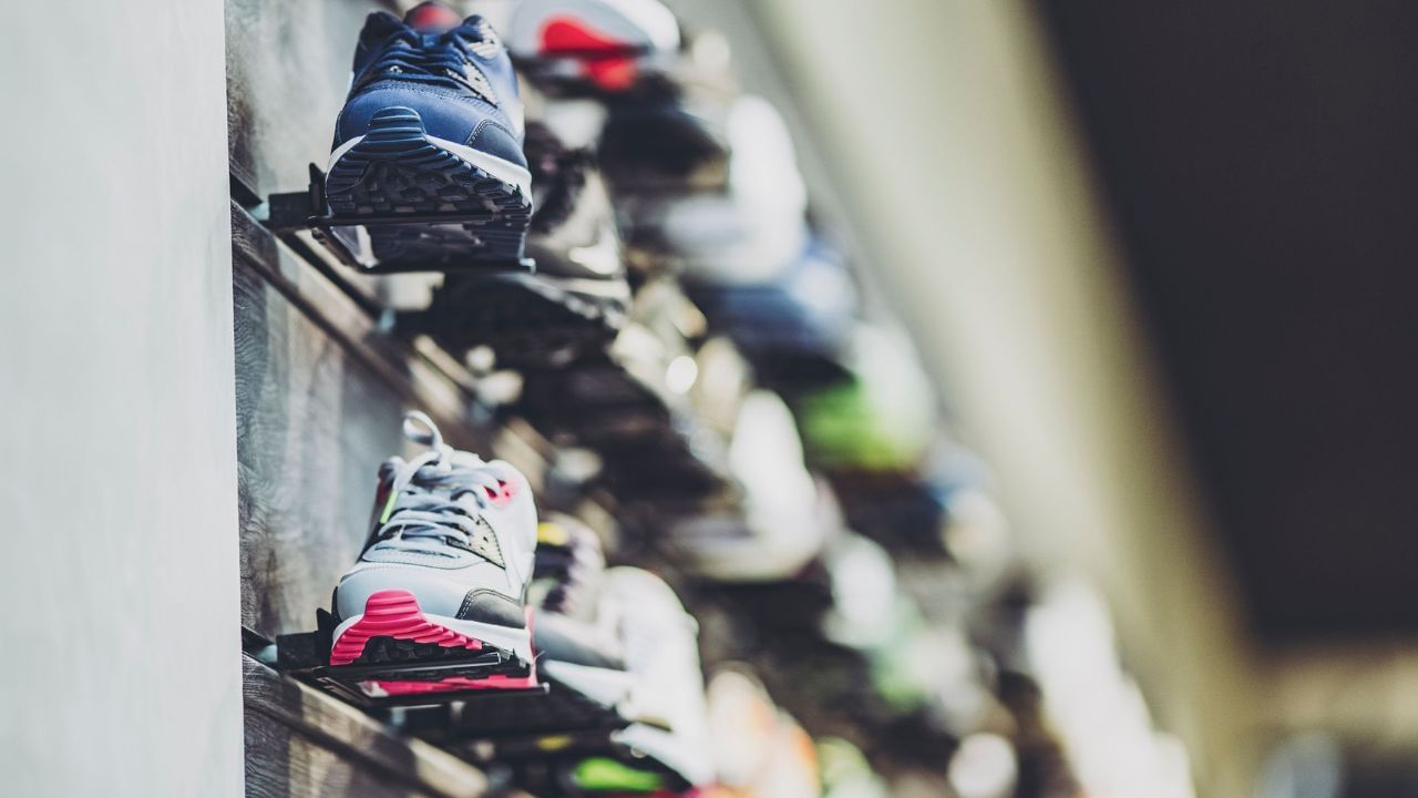 ગાદીને અવગણશો નહીં: લોકો ઘણીવાર જૂતાની ડિઝાઇન તરત જ નક્કી કરી લે છે. વધુમાં તેઓ મુખ્યત્વે બહારના તળિયાની મજબૂતાઈ પર ધ્યાન કેન્દ્રિત કરે છે, પરંતુ અંદરના તળિયાને અવગણે છે. સ્પોર્ટ્સ શૂઝ ખરીદતી વખતે આ ભૂલ મોંઘી સાબિત થઈ શકે છે. કારણ કે જ્યાં સુધી જૂતા અંદરથી આરામદાયક ન હોય, ત્યાં સુધી તમે તેમને પહેરતી વખતે હંમેશા અસ્વસ્થતા અનુભવશો. ટ્રેન્ડી ડિઝાઇન અને મજબૂત તળિયાવાળા શૂઝ તમારી દોડવાની શૈલી અથવા શરીરના વજન માટે યોગ્ય નથી.