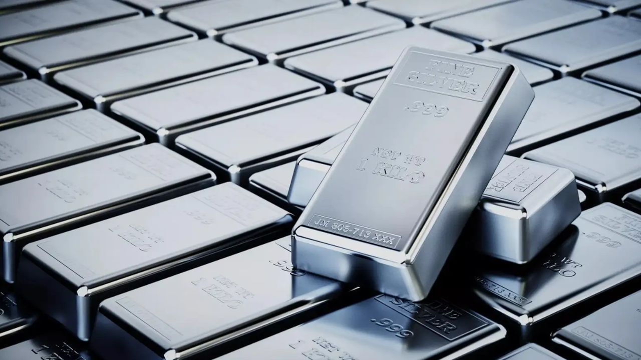 સોનાની જેમ આજે ચાંદીના ભાવમાં પણ ઘટાડો નોંધાયો છે. 17 નવેમ્બરના રોજ, તે ₹1,68,900 પ્રતિ કિલોગ્રામ પર પહોંચી ગયો. વિદેશી બજારોમાં ચાંદીનો હાજર ભાવ $52.03 પ્રતિ ઔંસ પર પહોંચી ગયો છે. સ્થાનિક અને આંતરરાષ્ટ્રીય સોનાના ભાવ સ્થાનિક અને વૈશ્વિક બંને પરિબળોથી પ્રભાવિત થાય છે.