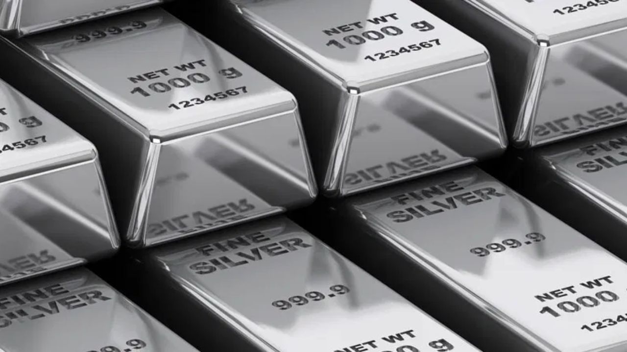 2025 માં ચાંદીના ભાવ કેમ વધ્યા? - સિલ્વર ઇન્સ્ટિટ્યૂટના જણાવ્યા અનુસાર, વધતી જતી આર્થિક અનિશ્ચિતતા અને જિયોપોલિટિક્સ તણાવ વચ્ચે, લોકોએ ચાંદીને સલામત રોકાણ માનીને ખરીદી કરી. ETF અને ETP જેવા એક્સચેન્જ-ટ્રેડેડ ઉત્પાદનોમાં રોકાણમાં તીવ્ર વધારો થયો છે. ભારત અને ચીન જેવા મુખ્ય બજારોમાંથી મજબૂત માંગ અને લંડન અને ન્યુ યોર્ક વચ્ચે ડિલિવરીની મુશ્કેલીઓ પણ ભાવમાં વધારો કરી રહી છે. આ વર્ષના રેકોર્ડ સોનાના ભાવે પણ ચાંદીને અસર કરી છે, કારણ કે તેને સોનાનો સસ્તો પણ સુરક્ષિત વિકલ્પ માનવામાં આવે છે.