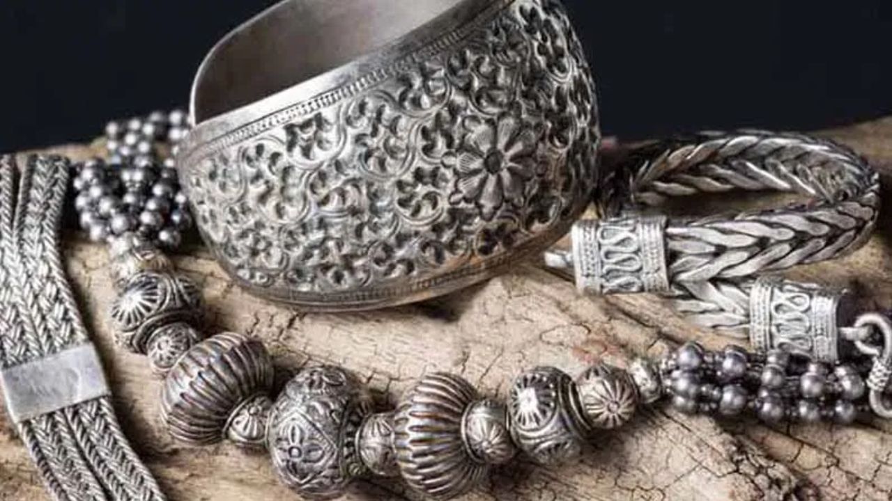 આ ગુણોત્તર, જે અગાઉ 100 થી ઉપર હતો, હવે 80 ની આસપાસ છે. આનો અર્થ એ છે કે સોનાની તુલનામાં ચાંદીનું હજુ પણ ઓછું મૂલ્યાંકન કરવામાં આવે છે, જેનાથી વધુ લાભ માટે જગ્યા બાકી છે. ભવિષ્યમાં, ટ્રમ્પ વહીવટીતંત્રની કર નીતિઓ, યુએસ ફેડરલ રિઝર્વના દરમાં ઘટાડો અને વૈશ્વિક ભૂ-રાજકીય પરિસ્થિતિઓ સોના અને ચાંદી બંનેના ભાવને અસર કરી શકે છે. ચાંદીની ઉદ્યોગની માંગ પણ મજબૂત છે, તેથી 2025 માં માંગ પુરવઠા કરતાં વધી જવાની ધારણા છે. આ ભાવને ટેકો આપવાનું ચાલુ રાખશે.