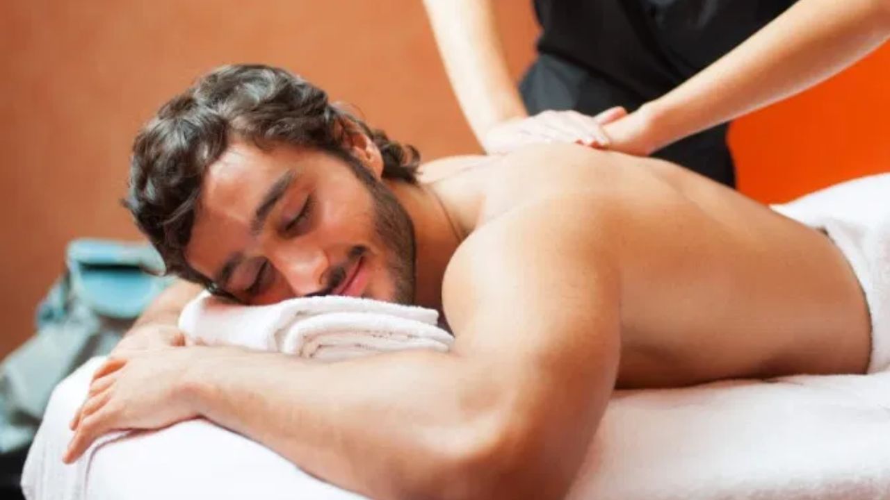 બીજું કે જેમ જેમ લોકો તેમના શરીર અને મનની વધુને વધુ કાળજી લેતા જાય છે, તેમ તેમ સ્પા ઉદ્યોગની માંગ ઝડપથી વધી રહી છે. 'સ્પા' એ એક વેલનેસ સેન્ટર છે, જે બોડી મસાજ, એરોમાથેરાપી, સ્ટીમ બાથ, ફૂટ મસાજ અને ફેશિયલ જેવી સેવાઓ પ્રદાન કરે છે. આ સેવાનો હેતુ ફક્ત સુંદરતા વધારવાનો નથી પરંતુ શારીરિક થાક દૂર કરવાનો, રક્ત પરિભ્રમણ સુધારવાનો અને માનસિક તણાવ ઘટાડવાનો છે.