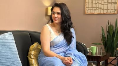 ગિરિજા ઓક મરાઠી સિનેમામાં એક જાણીતું નામ છે. તે હિન્દી ફિલ્મોમાં પણ દેખાઈ ચૂકી છે. અભિનેત્રીએ આમિર ખાન સાથે ફિલ્મ "તારે જમીન પર" માં સ્ક્રીન શેર કરી હતી. આ ફોટોમાં ગિરિજાએ આછા વાદળી રંગની સાડી પહેરી હતી અને કટ-સ્લીવ સફેદ બ્લાઉઝ સાથે મેચિંગ કર્યું હતું.