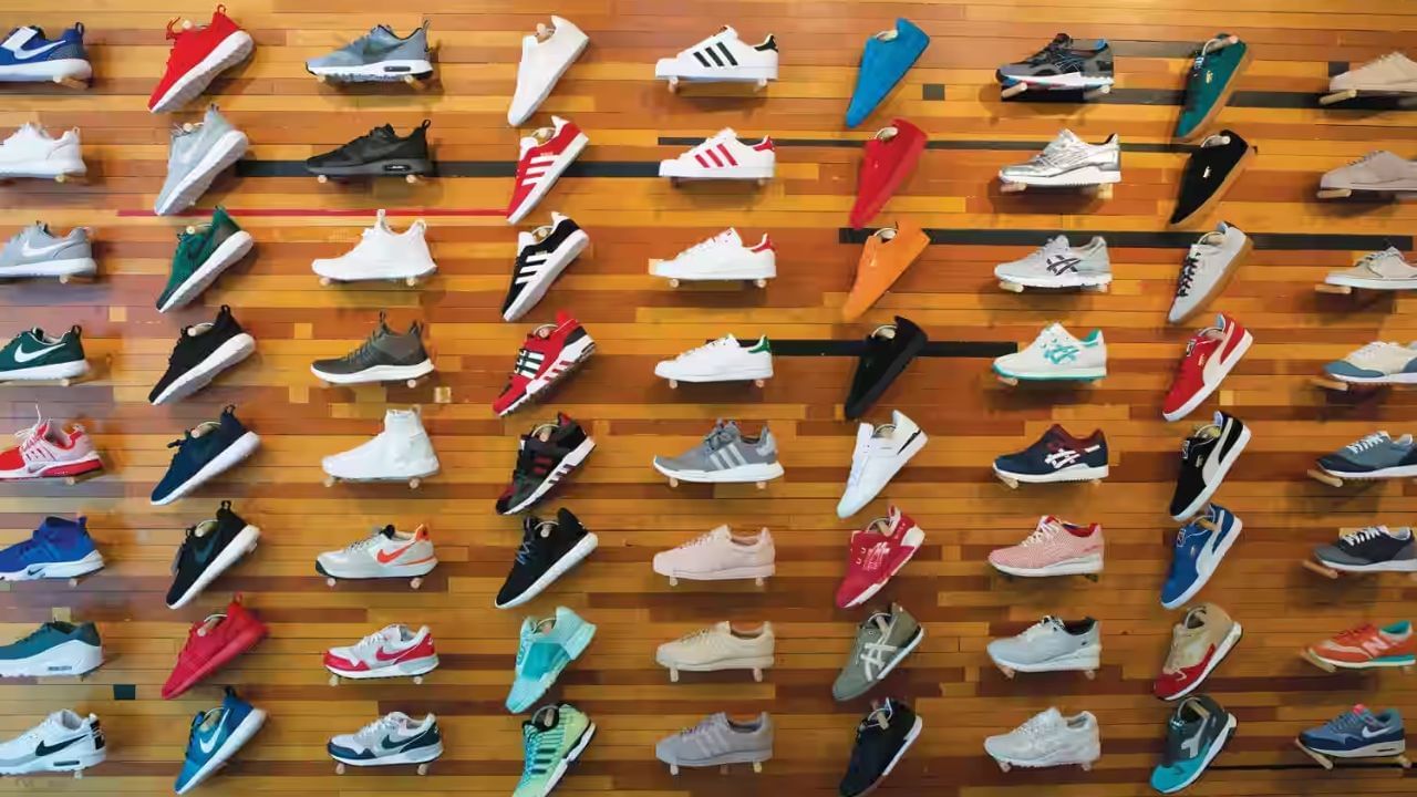 તમારી પ્રવૃત્તિના આધારે શૂઝ પસંદ કરો: સ્પોર્ટ્સ શૂઝ ખરીદતી વખતે એ ધ્યાનમાં રાખવું મહત્વપૂર્ણ છે કે સમાન શૂઝ દરેક રમત અથવા વર્કઆઉટ માટે યોગ્ય નથી. દોડવું, જીમ, ટ્રેકિંગ, ફૂટબોલ અથવા ટેનિસ - બધાને અલગ અલગ પ્રકારના સપોર્ટની જરૂર હોય છે, તેથી તમે જે પ્રવૃત્તિ માટે જૂતા ખરીદી રહ્યા છો તેને ધ્યાનમાં રાખો. નહીં તો ઈજા થવાનું જોખમ વધી જાય છે.