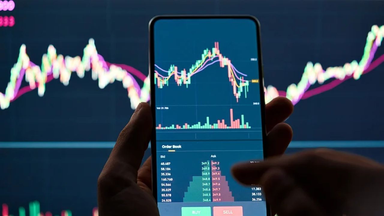 રોકાણકારો પરિણામો પહેલા સાવધ રહ્યા હતા, અને બેન્ચમાર્ક સૂચકાંકો મોટાભાગના સમય માટે સાંકડી રેન્જમાં ટ્રેડ થયા હતા. ફંડ્સઇન્ડિયા કહે છે કે નિફ્ટી સતત ત્રીજા દિવસે વધ્યો અને એક્ઝિટ પોલ દ્વારા પેદા થતી અપેક્ષાઓ પર 25,800 ની ઉપર બંધ થયો.