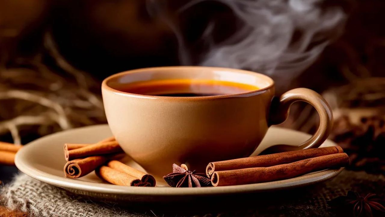 વધુ પડતી ચા પણ કેલરી વધારી શકે છે. તેથી મોટા કપને બદલે નાના કપમાં ચા પીવાનો પ્રયાસ કરો અને ધીમે ધીમે ચાનો સ્વાદ માણો. તમારા શરીરને ચાથી ઓવરલોડ ન કરો. વધુ પડતી કેફીનવાળી ચા ન પીવાનો પ્રયાસ કરો. તેના બદલે, તુલસી, લેમનગ્રાસ અથવા આદુ જેવી હર્બલ ચા અજમાવો. આ ચા માત્ર શાંત જ નહીં પણ કેફીન-મુક્ત પણ છે. તુલસીને નિયમિત ચા સાથે પણ ભેળવી શકાય છે.