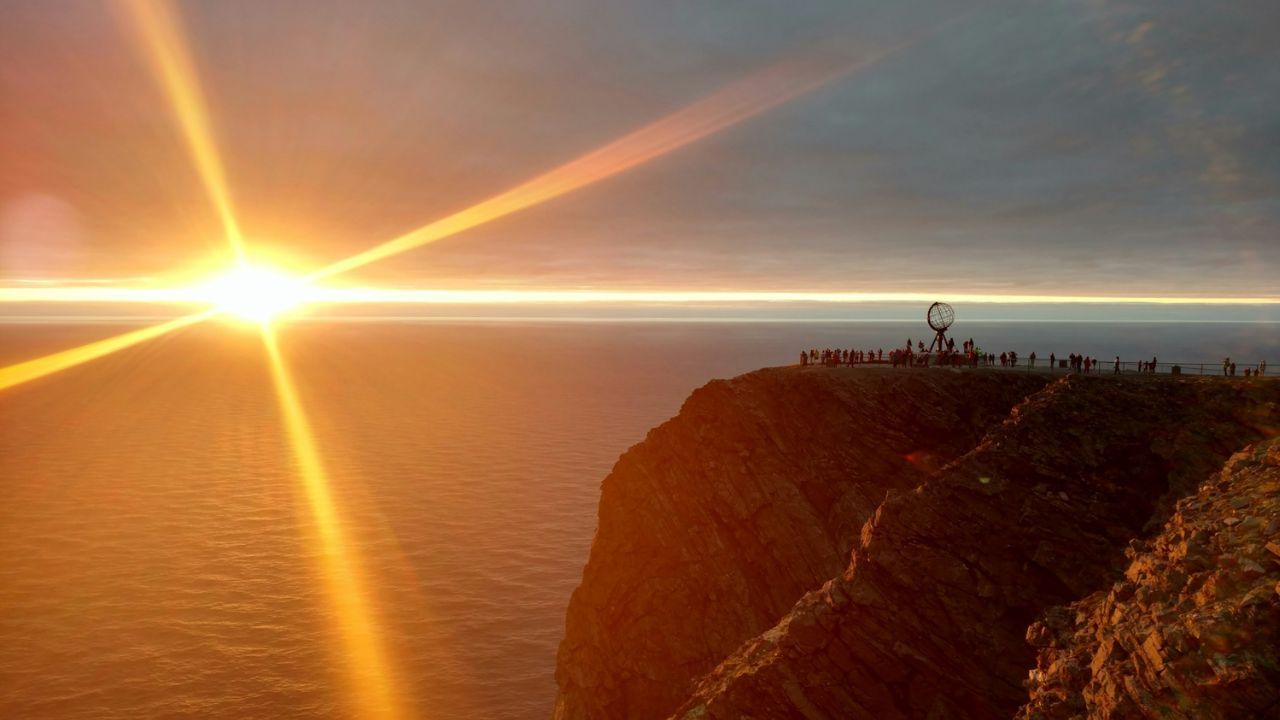 આર્કટિક સર્કલની નજીકના દેશોમાં, ઉનાળામાં ઘણા દિવસો સુધી સૂર્ય આથમતો નથી. આ પૃથ્વીના 23.5-ડિગ્રી ઝુકાવને કારણે છે, જેના કારણે સૂર્ય દિવસમાં 24 કલાક ચમકતો રહે છે.