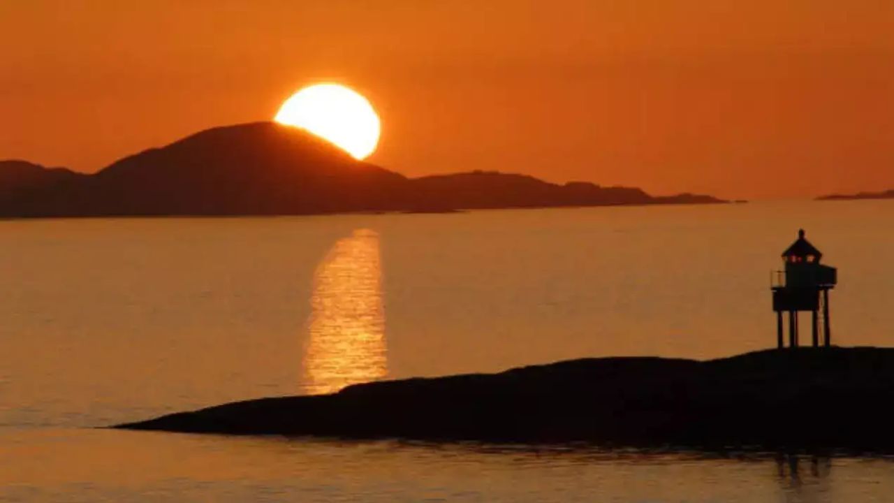 અલાસ્કામાં, મે થી જુલાઈ સુધી સૂર્ય આથમતો નથી. રાત્રે ચમકતા ગ્લેશિયર પ્રવાસીઓ માટે રોમાંચક અનુભવ પ્રદાન કરે છે.