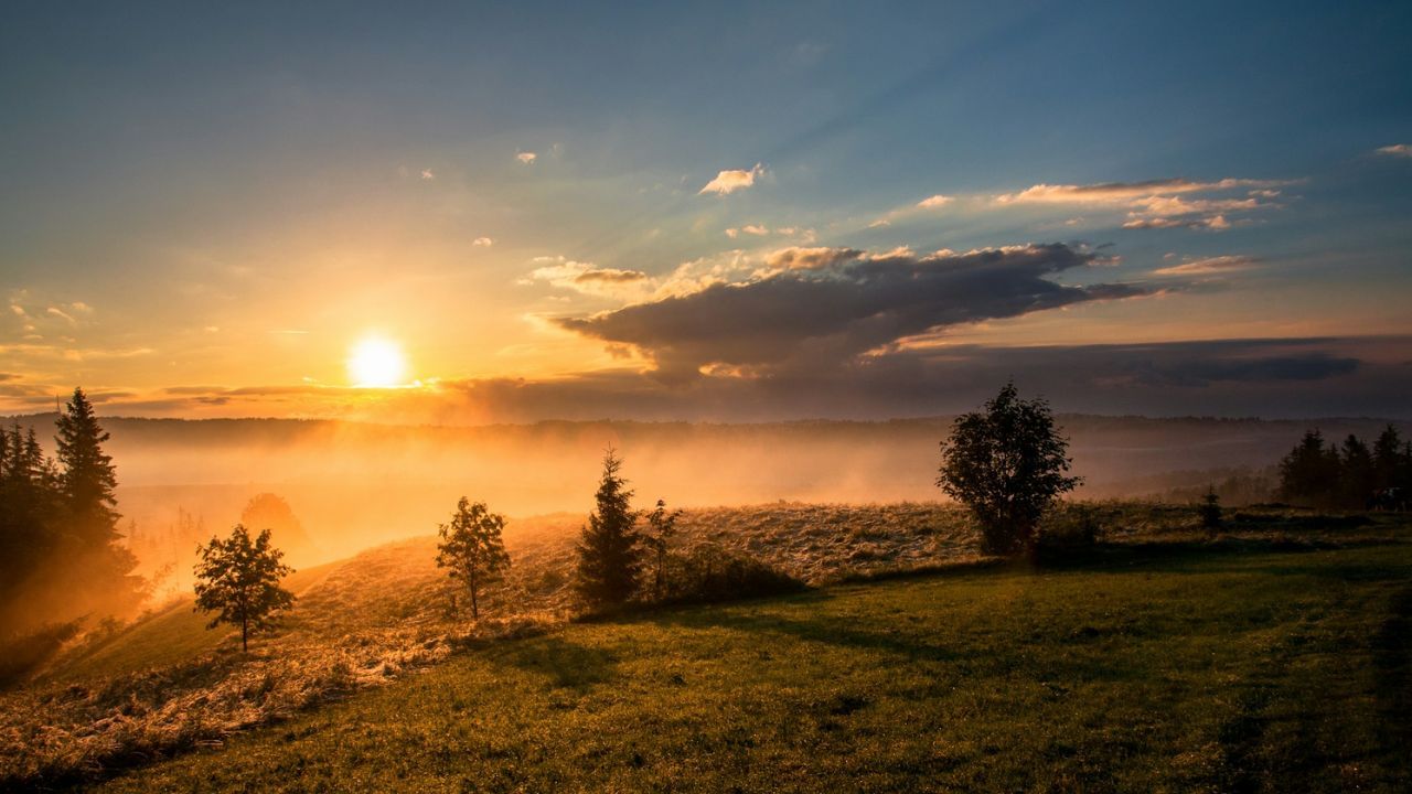 રશિયાના ઉત્તરીય ભાગોમાં, મે થી જુલાઈ સુધી 76 દિવસ સુધી સૂર્ય આથમતો નથી . ક્ષેત્રફળની દ્રષ્ટિએ વિશ્વનો સૌથી મોટો દેશ હોવાથી, આ એક અનોખો નજારો આપે છે.