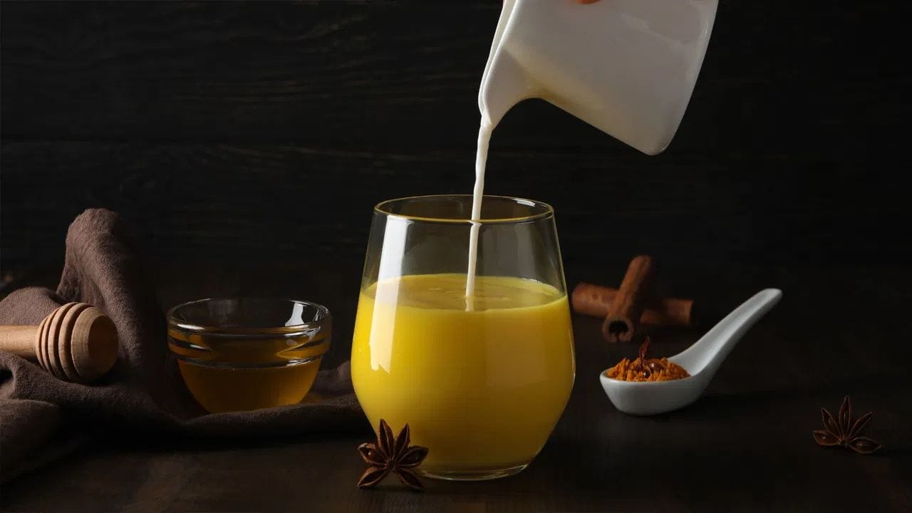 હળદર દરેક ભારતીયના ઘરમાં ઉપયોગમાં લેવાય છે. મોટાભાગના લોકો માને છે કે, દૂધ સાથે હળદર ભેળવીને પીવાથી શરીરને સૌથી વધુ ફાયદા થાય છે, આથી મોટાભાગના લોકો બીમારી કે શરદી જેવા રોગમાં "હળદરવાળું દૂધ" પીવે છે. હવે આયુર્વેદ અનુસાર, ગરમ પાણીમાં હળદર ભેળવીને પીવાથી શરીરને અઢળક ફાયદા થાય છે.