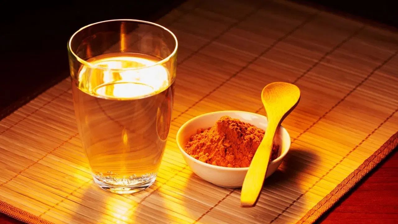 હવે સરળ રસ્તો એ છે કે, સવારે ખાલી પેટે હુંફાળા પાણીમાં અડધી ચમચી હળદર ભેળવીને પીવો. જો ઈચ્છો તો, તમે થોડા કાળા મરી પણ ઉમેરી શકો છો. આ હળદરની અસરકારકતામાં વધારો કરે છે. 