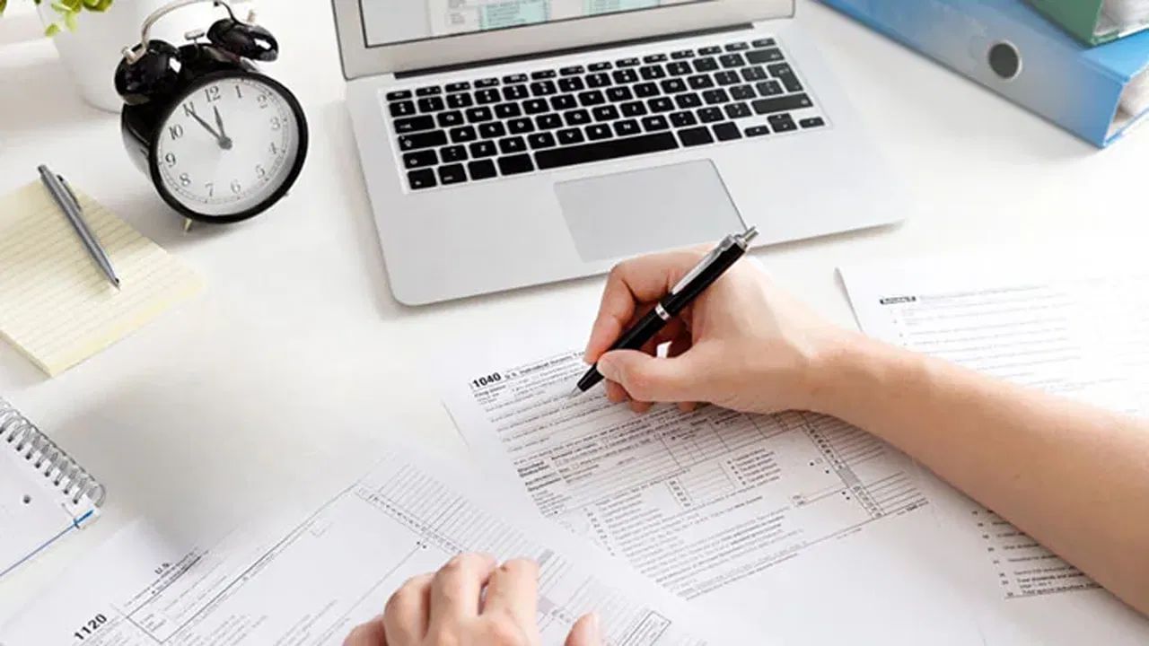 બેંક તમારી ઓળખ અને દસ્તાવેજોની ચકાસણી કરે છે અને પછી ફરીથી Reactivation Request સબમિટ કરે છે. ક્યારેક બેંક તમને 100 રૂપિયા જમા કરાવવા અથવા ઉપાડવા જેવા નાના વ્યવહાર કરવાનું કહે છે, જેથી ગ્રાહકની પ્રવૃત્તિ રેકોર્ડ કરી શકાય.