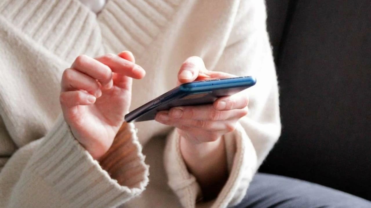 ગૂગલ અને મેટા જેવી મોટી કંપનીઓ આ ડેટાનું એનાલિસિસ કરે છે અને પછી આ માહિતીના આધારે ટાર્ગેટેડ એડ્સ બતાવે છે. જો તમે કોઈ વસ્તુ વિશે સર્ચ કર્યું હોય અથવા વાત કરી હોય, તો સિસ્ટમ સમજી લે છે કે તમને તે વસ્તુમાં રસ છે. આથી તે જ પ્રોડક્ટ અથવા તેના સંબંધિત વસ્તુઓની એડ્સ તમને વારંવાર દેખાવા લાગે છે.