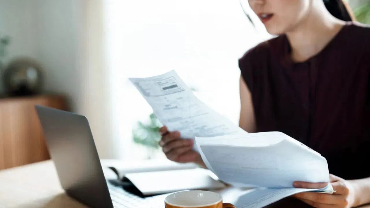 પોલેન્ડના રાષ્ટ્રપતિ કરોલ નોરોકીએ ઇન્કમ ટેક્સમાં એક નવા કાયદાને મંજૂરી આપી છે. આ બિલ ઓગસ્ટમાં રજૂ કરવામાં આવ્યું હતું. તે મુજબ, વાર્ષિક 1,40,000 ઝ્લોટી (આશરે ₹33.82 લાખ) સુધીની કમાણી કરતા પરિવારોને હવે આવકવેરો ચૂકવવાની જરૂર રહેશે નહીં. આ કાયદો એવા તમામ માતા-પિતાને લાગુ પડે છે, જેમની પાસે બાળકોની કાનૂની જવાબદારી છે. 