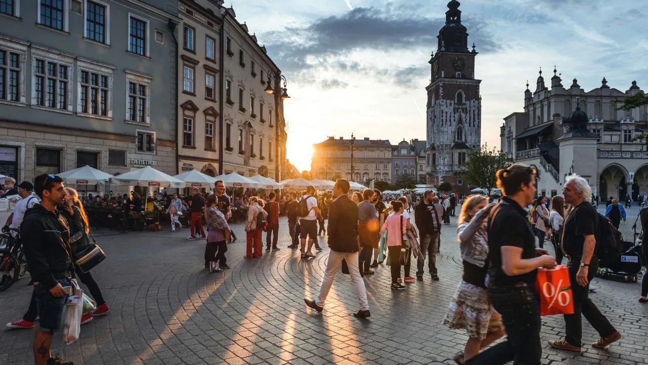 આ સુધારો દરેક પરિવાર પરના કરવેરાનો બોજ ઘટાડવા, લોકોને કામ કરવા માટે પ્રોત્સાહિત કરવા અને ખર્ચ વધારવાના પ્રયાસનો એક ભાગ છે. રાષ્ટ્રપતિ નોરોકીએ તેમના ચૂંટણી પ્રચાર દરમિયાન ઝીરો પર્સનલ ઇન્કમ ટેક્સ (PIT) નું વચન આપ્યું હતું.