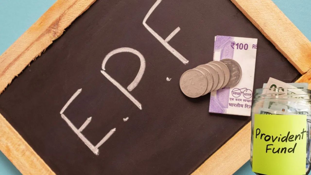 તમારે મેમ્બર પોર્ટલ પર તમારા ક્લેઇમની વર્તમાન સ્થિતિ પણ તપાસવી જોઈએ. આ સૂચવે છે કે, તમારી રિક્વેસ્ટ પ્રોસેસમાં છે, રિજેક્ટ કરવામાં આવી છે, સેટલમેન્ટ કરવામાં આવ્યું છે અથવા બેંકને પાછી મોકલવામાં આવી છે. કેટલીકવાર ક્લેઇમ પ્રોસેસ થઈ જાય છે પરંતુ તમારા એકાઉન્ટમાં રકમ દેખાવા માટે એક-બે દિવસ લાગી શકે છે. જો પોર્ટલ પર ક્લેઇમની સ્થિતિ "Settled" બતાવે છે પરંતુ ફંડ તમારા એકાઉન્ટમાં જમા થયું નથી, તો તમારે તમારી બેંકના SMS એલર્ટ અને સ્ટેટમેન્ટ ચેક કરવાની જરૂર પડશે.