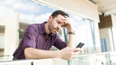 વાત એમ છે કે, જ્યારે પણ આપણે કોઈ નવા મોબાઇલ, બૂટ કે ટ્રાવેલ પેકેજ વિશે વાત કરીએ છીએ, ત્યારે તે જ સંબંધિત એડ્સ અચાનક આપણા મોબાઇલ પર દેખાઈ જાય છે. આ વાતને ધ્યાનમાં લઈને નિષ્ણાતો કહે છે કે, આ માત્ર સંયોગ નહીં પરંતુ ડેટા ટ્રેકિંગ, બ્રાઉઝિંગ હિસ્ટ્રી અને એપ્લિકેશન પર કરવામાં આવેલ ઈન્ટરેસ્ટ બેઝ્ડ ટાર્ગેટેડ એડ્સ હોઈ શકે છે. આવી પરિસ્થિતિમાં, સવાલ એ છે કે, શું આપણો ફોન આપણી વાતચીત સાંભળી રહ્યો છે કે આપણી પ્રાઇવસી જોખમમાં છે?