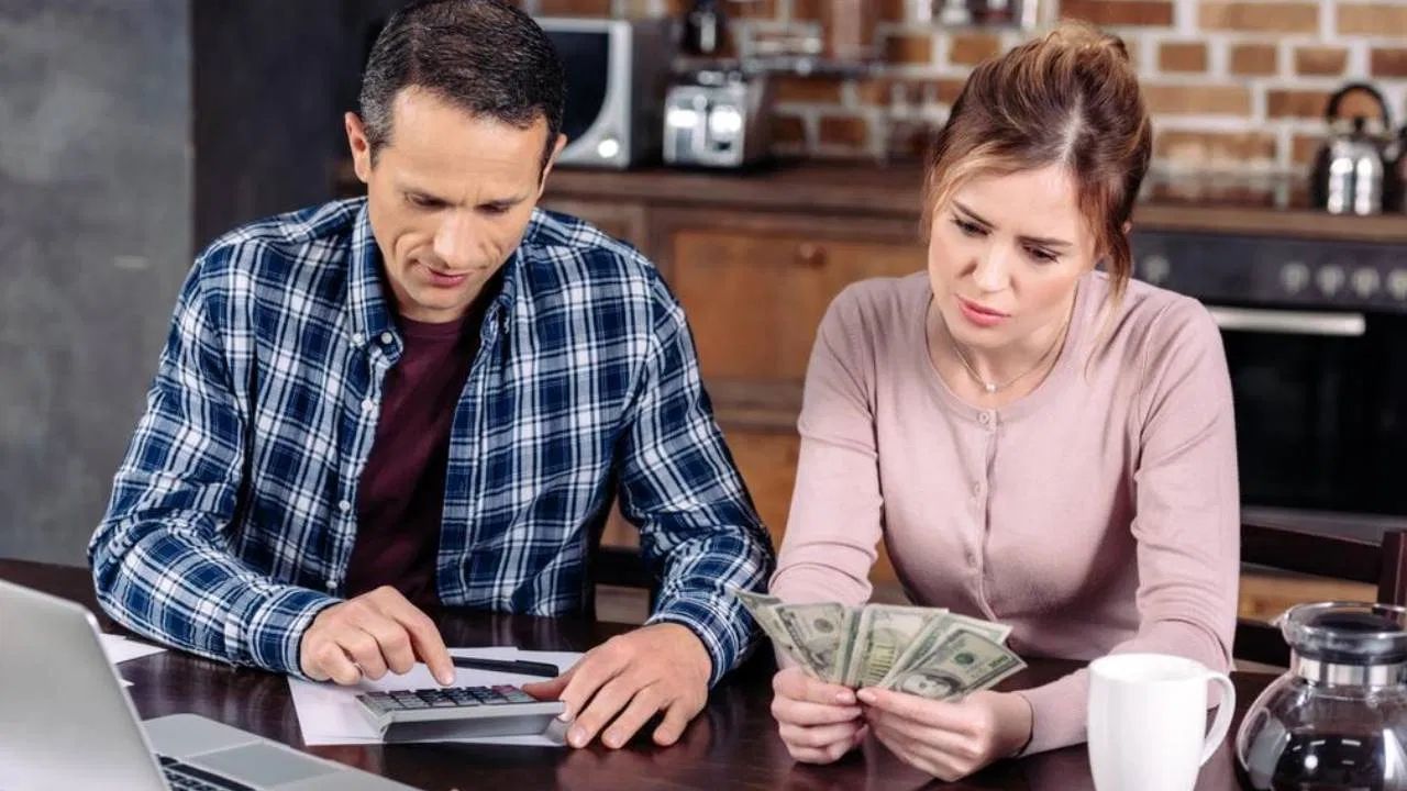 ઇન્કમ ટેક્સ એક્ટ મુજબ, પતિ પોતાની પત્નીને રોકડ અથવા બીજા કોઈ સ્વરૂપે રૂપિયા આપી શકે છે પરંતુ તેણે આવકવેરા કાયદાની કલમ 269SS અને 269T ની જોગવાઈનું પાલન કરવું પડે છે. જો પતિ તેની પત્નીને ઘરના અથવા વ્યક્તિગત ખર્ચ માટે રોકડ આપે છે, તો તેને ઇન્કમ ટેક્સની નોટિસ મળશે નહીં. આવું એટલા માટે કારણ કે, આ રકમને પતિની આવક ગણવામાં આવે છે. આમાં પત્ની કોઈપણ ટેક્સ માટે જવાબદાર હોતી નથી.